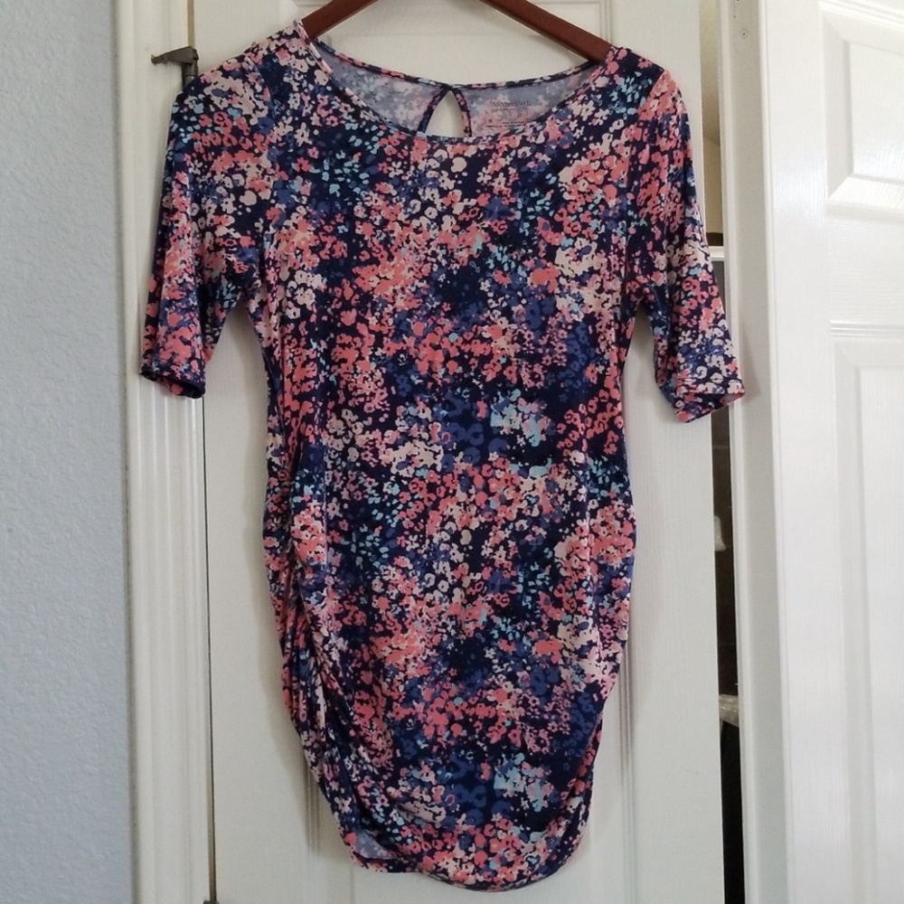 Short-sleeved maternity top